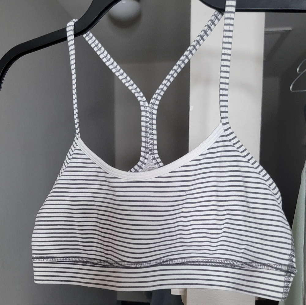 🍋 Lululemon Flow Y Bra Sz 6 (PTP 13") Dark Gray/White Stripes